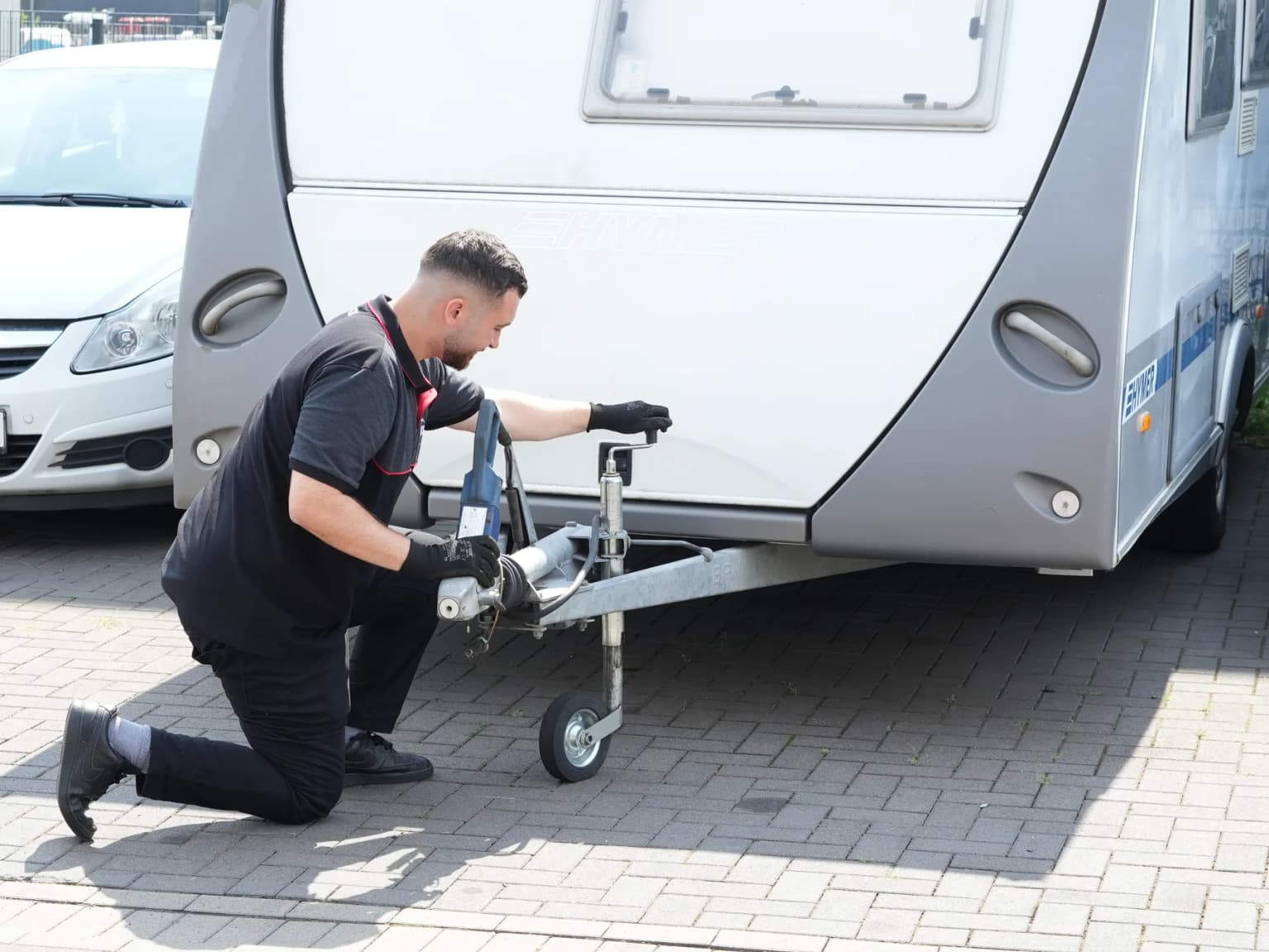 HU für Anhänger an der Deichsel in Köln KÜS-Prüfer kontrolliert die Deichsel eines Wohnwagen-Anhängers bei der HU im Prüfzentrum Köln